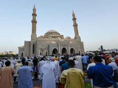 मुस्लिम देश ने खुले में नमाज पढ़ने पर लगाई रोक, जनता से कहा- ‘सुरक्षित रहना है तो मस्जिद में करें इबादत’
