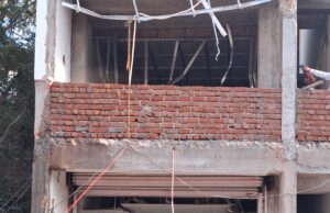 ढिठाई की हद…अवैध रूप से बने अपोलो फार्मेसी पर प्रशासन ने चलाया था बुलडोजर…फिर अवैध निर्माण शुरू…नगर पालिका मूकदर्शक…जिला प्रशासन पर प्रश्नचिन्ह…?