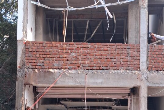 ढिठाई की हद…अवैध रूप से बने अपोलो फार्मेसी पर प्रशासन ने चलाया था बुलडोजर…फिर अवैध निर्माण शुरू…नगर पालिका मूकदर्शक…जिला प्रशासन पर प्रश्नचिन्ह…?