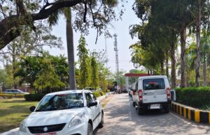 कलेक्टर जनदर्शन में समस्या दूर करने बैठे अधिकारियों की बेतरतीब वाहन पार्किंग से यातायात बाधित… बढ़ी परेशानी…क्या नियम-कानून केवल जनता के लिए…?