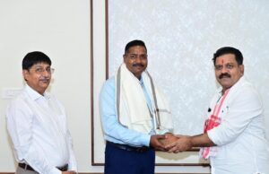 रायपुर : शौर्य चक्र से सम्मानित वीर जवानों से मिले उप मुख्यमंत्री विजय शर्मा