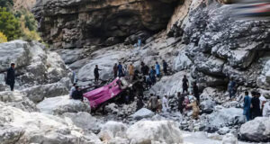 पाकिस्तान में बड़ा सड़क हादसा, खाई में गिरी ओवरलोडेड बस; 40 लोगों की मौत