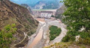सिंधु जल संधि पर भारत के फैसले से पाकिस्तान में बढ़ी बेचैनी, मंत्री बोले- पानी को हथियार बना सकता है भारत