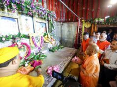 श्रीकृष्ण जन्माष्टमी पर जन्मभूमि पहुंचे सीएम योगी, चांदी से सजे गर्भगृह में किए ‘लाला’ के दर्शन