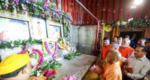 श्रीकृष्ण जन्माष्टमी पर जन्मभूमि पहुंचे सीएम योगी, चांदी से सजे गर्भगृह में किए ‘लाला’ के दर्शन