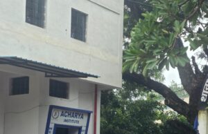 अचार्य इंस्टीट्यूट के पार्किंग में मीटर में लगी आग…सुरक्षा मापदंडों का खुला उल्लंघन, बच्चों की जान से खिलवाड़…