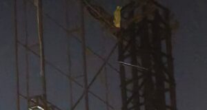 बड़ी खबर: फुंडहर के खेल मैदान में अब रात के अंधेरे में हो रहा होर्डिंग का काम! सुरक्षा इंतजामों पर सवाल
